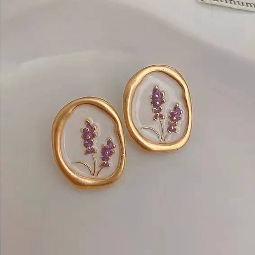 BRAND NEW ♥️ SUPER CUTE Elegant Vintage-Inspired Floral Details Stud Earrings